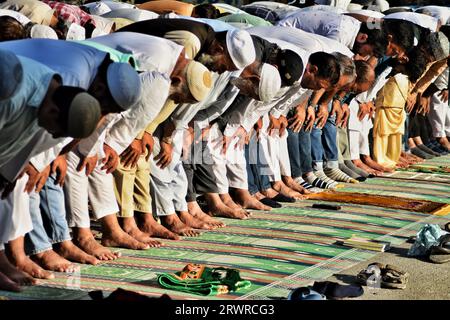 Srinagar, Inde. 20 septembre 2023. Les dévots musulmans cachemiris offrent des prières au sanctuaire du saint Soufi Naqashband Sahib pour marquer son anniversaire de naissance à Srinagar. (Photo de Mubashir Hassan/Pacific Press) crédit : Pacific Press Media production Corp./Alamy Live News Banque D'Images