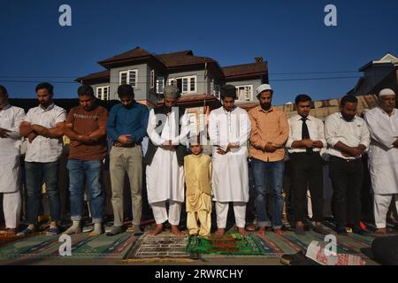 Srinagar, Inde. 20 septembre 2023. Les dévots musulmans cachemiris offrent des prières au sanctuaire du saint Soufi Naqashband Sahib pour marquer son anniversaire de naissance à Srinagar. (Photo de Mubashir Hassan/Pacific Press) crédit : Pacific Press Media production Corp./Alamy Live News Banque D'Images