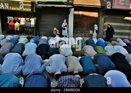 20 septembre 2023, Srinagar, Jammu-et-Cachemire, Inde : les dévots musulmans cachemiris offrent des prières au sanctuaire du saint Soufi Naqashband Sahib pour marquer son anniversaire de naissance à Srinagar. (Image de crédit : © Mubashir Hassan/Pacific Press via ZUMA Press Wire) USAGE ÉDITORIAL SEULEMENT! Non destiné à UN USAGE commercial ! Banque D'Images