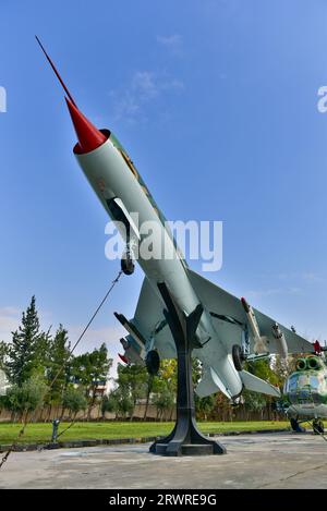 Jet MIG utilisé par l'armée syrienne dans la guerre d'octobre 1973 en Israël exposé devant le Panorama de la guerre d'octobre à Damas, en Syrie Banque D'Images