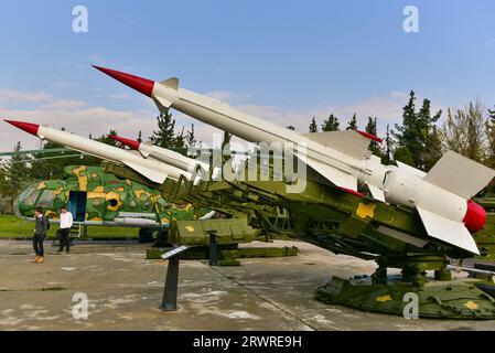 Missiles de fabrication soviétique utilisés par l'armée syrienne dans la guerre d'octobre 1973 en Israël exposés devant le Panorama de la guerre d'octobre à Damas, en Syrie Banque D'Images