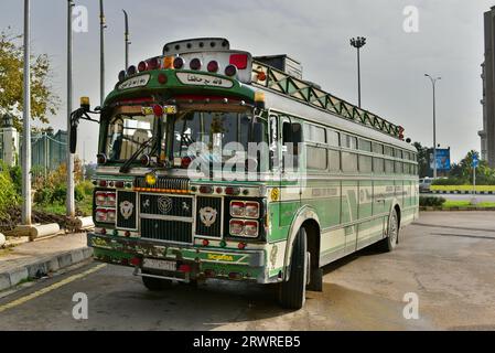 Green Scania bus scolaire attendant un groupe d’étudiants avec qui nous avons partagé le Panorama de la guerre d’octobre pour une matinée, Damas, Syrie Banque D'Images