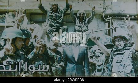 Une affiche montrant Bachar al-Assad au poste frontière à haute tension à Quneitra, du côté syrien du plateau du Golan. Un morceau de propagande syrienne Banque D'Images