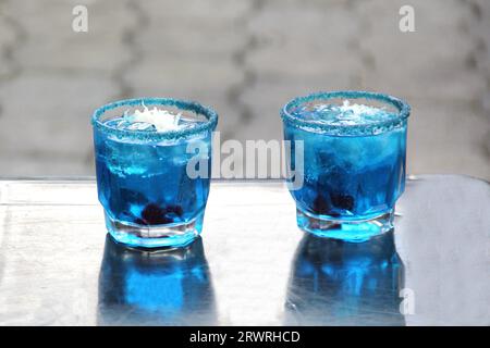 Boisson alcoolisée populaire au Mexique appelée Azulitos ou Pitufos préparée avec de la vodka, une boisson énergétique bleue, garnie de chamoy et de Chili Banque D'Images