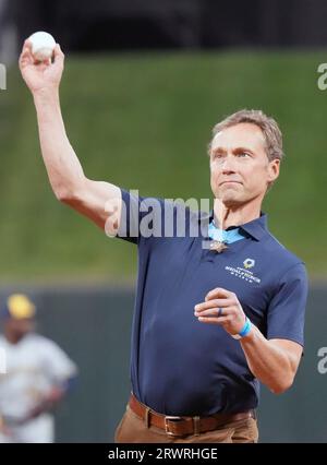 St. Louis, États-Unis. 24 septembre 2023. Récipiendaire du métal d'honneur, chef maître de commandement, LE SEAL Britt Slabinski lance un premier pitch cérémoniel devant les Milwaukee Brewers-St. Match de baseball des Louis Cardinals au Busch Stadium à St. Louis le mercredi 20 septembre 2023. Slabinski s'est distingué par sa bravoure et son intrépidité manifestes au risque de sa vie au-delà de l'appel de service en Afghanistan le 4 mars 2002 quand il a protégé un équipage d'hélicoptère qui s'était écrasé, pendant 14 heures jusqu'à l'arrivée des secours. Photo de Bill Greenblatt/UPI crédit : UPI/Alamy Live News Banque D'Images