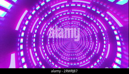 Tunnel futuriste violet hi-tech issu des cercles d'énergie et des lignes magiques en arrière-plan. Banque D'Images