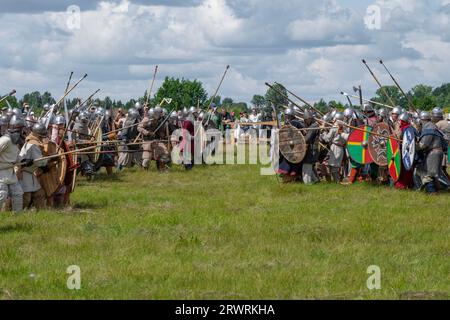 RÉGION DE TVER, RUSSIE - 21 JUILLET 2023 : deux armées médiévales convergent sur la bataille. Festival historique 'Epic Coast-2023' Banque D'Images