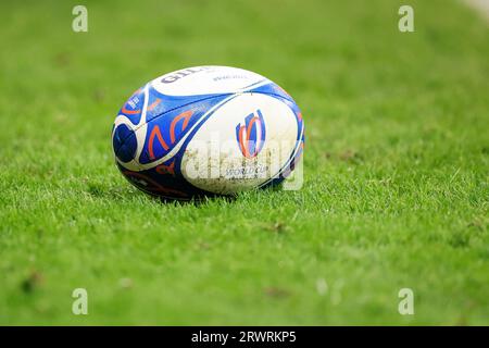 Nice, France. 20 septembre 2023. Un ballon lors du match de coupe du monde de rugby entre l'Italie et l'Uruguay au Stade de Nice le 20 septembre 2023 à Nice. Photo Baptiste Paquot/ABACAPRESS.COM crédit : Abaca Press/Alamy Live News Banque D'Images