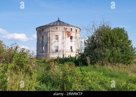 Ancien château d'eau (tour d'encre, tour Verevskaya) dans un paysage d'été sur une journée ensoleillée. Quartiers de Saint-Pétersbourg. Russie Banque D'Images