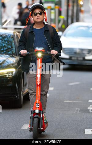 Conducteur de scooter électrique dans la ville se déplace et voyage sur la voie partagée à Melbourne, Australie. Banque D'Images