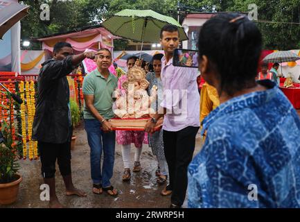 Mumbai, Maharashtra, Inde. 20 septembre 2023. Les dévots portent une idole du dieu hindou Ganesh, divinité de la prospérité, pour immersion dans un étang artificiel pendant le festival Ganesh Chaturthi de dix jours à Mumbai, Inde, 20 septembre, 2023 (image de crédit : © Niharika Kulkarni/ZUMA Press Wire) USAGE ÉDITORIAL SEULEMENT! Non destiné à UN USAGE commercial ! Banque D'Images