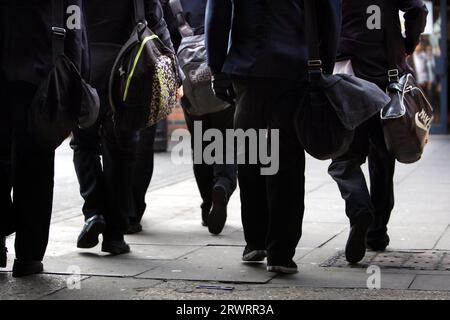 Photo de dossier datée du 26/01/12 d'écoliers marchant. Les parents ne croient plus que leurs enfants doivent aller à l’école tous les jours depuis la pandémie, suggère une étude du cabinet de conseil public First. Banque D'Images