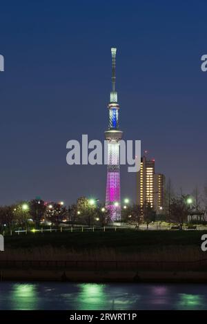 Tokyo Skytree illuminé et rivière Sumida Banque D'Images