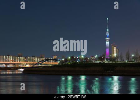 Tokyo Skytree illuminé et rivière Sumida Banque D'Images