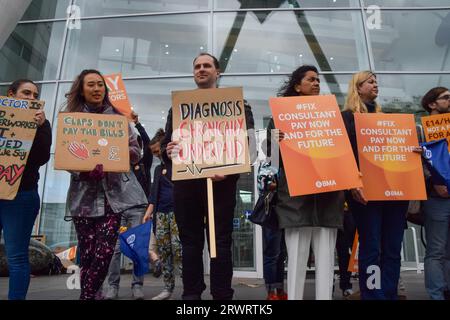 Londres, Angleterre, Royaume-Uni. 20 septembre 2023. La British Medical Association (BMA) piquet devant l'University College Hospital alors que les consultants du NHS et les médecins débutants organisent leur première grève commune. (Image de crédit : © Vuk Valcic/ZUMA Press Wire) USAGE ÉDITORIAL SEULEMENT! Non destiné à UN USAGE commercial ! Banque D'Images