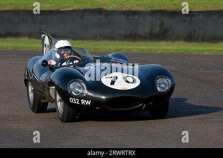 1955 Jaguar D-type 'long Nose' (n ° 70), pilotée par Gary Pearson dans la course du Trophée Sussex au Goodwood Revival Meeting le 10 septembre 2023 à Chichester Banque D'Images