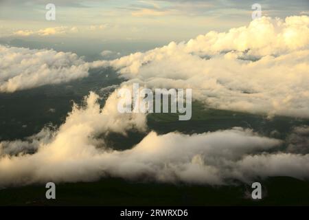 Mer de nuages au coucher du soleil vu de la 8e station de Mt. Fuji Banque D'Images