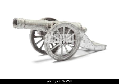 Ancien jouet métallique cannon isolated on white Banque D'Images