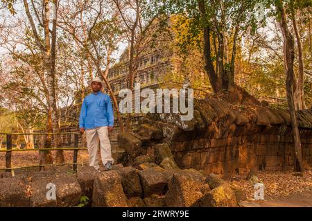 Un cambodgien, touriste domestique, devant la pyramide à sept niveaux appelée Prasat Prang, Koh Ker, province de Preah Vihear, Cambodge. © Kraig Lieb Banque D'Images