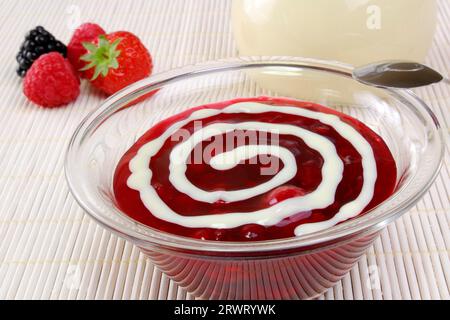 Gelée de fruits rouges avec de la sauce à la vanille Banque D'Images