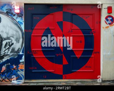 Réalisation artistique d'un panneau sans arrêt, vu, sur une porte de garage à Paris Banque D'Images