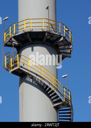 Escalier sur un bâtiment d'usine avec balustrades jaunes Banque D'Images