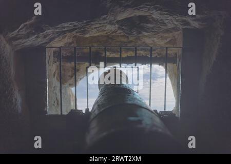 Les mannequins et le matériel militaire dans la forteresse du sommet du Rocher de Gibraltar, les tunnels du Grand Siège, le patrimoine militaire. Rocher de Gibraltar Banque D'Images