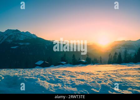 Vue pittoresque de coucher de soleil sur les montagnes couvertes de neige dans Banque D'Images