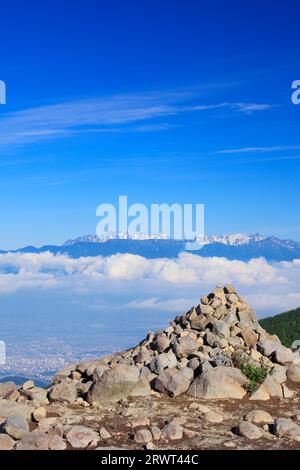 Cairn, chaîne de montagnes Hotaka, Mt. Yarigatake et Matsumoto ville sur le parcours Alps View Banque D'Images