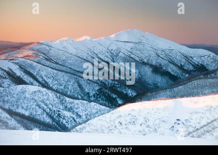 Mt Actaeon au coucher du soleil au cours de l'hiver près du Mont Hotham à Victoria, Australie Banque D'Images