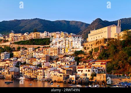 Scilla. Le village de pêcheurs de Chianalea Calabria Italie au lever du soleil Banque D'Images