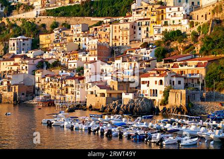 Scilla. Le village de pêcheurs de Chianalea Calabria Italie au lever du soleil Banque D'Images