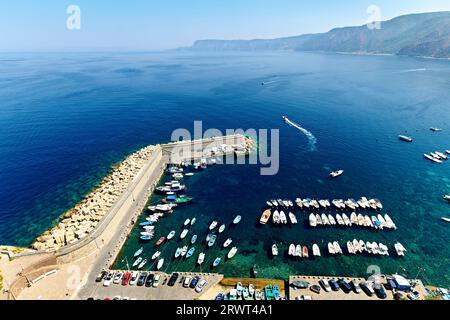 Scilla Calabria Italie. Vue aérienne du port du village de pêcheurs de Chianalea Banque D'Images