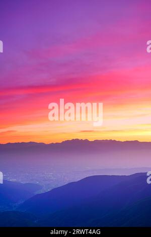 La chaîne de montagnes Hotaka, Mt. Yarigatake, Matsumoto ville et coucher de soleil d'Ohgahana Banque D'Images