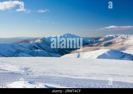 Mt Feathertop et paysage environnant au coucher du soleil pendant l'hiver près de Mt Hotham à Victoria, Australie Banque D'Images