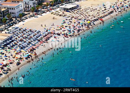 La ville de Scilla Calabria Italie. Loisirs à la plage Marina Grande en été Banque D'Images