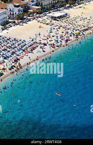 La ville de Scilla Calabria Italie. Loisirs à la plage Marina Grande en été Banque D'Images