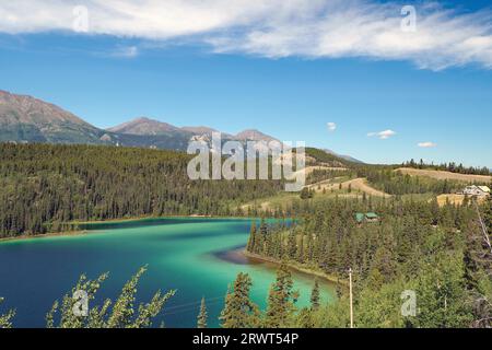 Lac transparent X avec couleur d'eau verte, forêt et montagnes, lac Emerald, route du Klondike, Carcross, territoire du Yukon, Canada, Amérique du Nord Banque D'Images