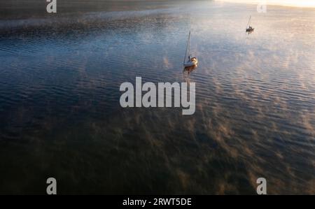 Drone shot, voilier dans le brouillard matinal, Mondsee, Salzkammergut, haute-Autriche, Autriche, Europe Banque D'Images