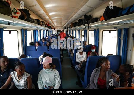 (230921) -- NAIROBI, 21 septembre 2023 (Xinhua) -- des passagers sont vus dans le train à destination de Mombasa à la gare Terminus de Nairobi du chemin de fer à voie standard Mombasa-Nairobi (SGR) construit en Chine à Nairobi, Kenya, le 20 septembre 2023. En 2017, le SGR, construit et exploité par China Road and Bridge Corporation, a été officiellement ouvert à la circulation. Premier chemin de fer construit depuis l'indépendance du Kenya, il s'étend sur 480 km entre la capitale Nairobi et la ville portuaire de Mombasa. En réduisant de cinq heures le temps de trajet entre les deux villes, cela réduit également les coûts logistiques globaux d'environ 40 %. (Xinhua/Han Xu) Banque D'Images