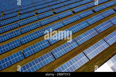 Drone shot, parc photovoltaïque à Berndorf près de Salzbourg, Salzburger Seenland, Flachgau, Land Salzburg, Autriche, Europe Banque D'Images