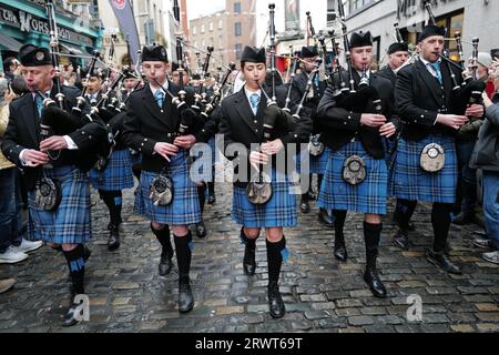 Les membres du groupe Clew Bay Pipe défilent dans Temple Bar pendant le Tradfest, un festival de musique traditionnelle irlandaise. Dublin, Irlande, Europe Banque D'Images