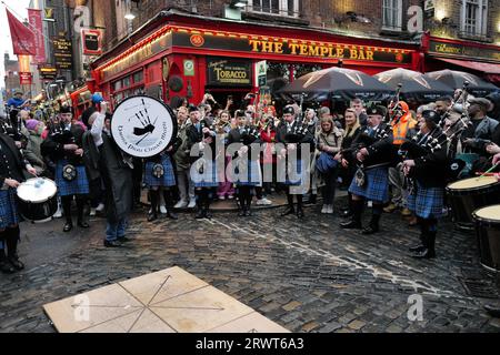 Des membres du groupe Clew Bay Pipe se produisent à Temple Bar pendant le Tradfest, un festival de musique traditionnelle irlandaise. Dublin, Irlande, Europe Banque D'Images