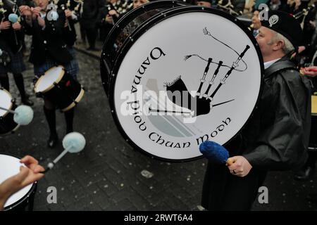 Des membres du Clew Bay Pipe band donnent une performance à Temple Bar pendant le Tradfest, un festival de musique irlandais. Dublin, Irlande, Europe Banque D'Images