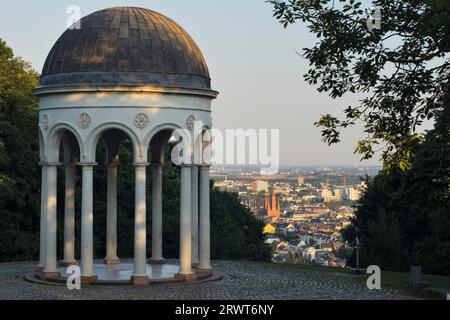 Le Nerobergtempel auf dem Neroberg mit Wiesbaden im hintergrund le temple de montagne de Néron sur la montagne avec Nero Wiesbaden en arrière-plan Banque D'Images