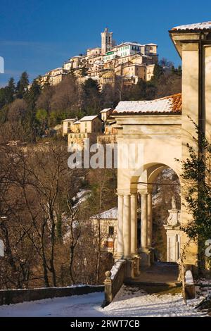 Le sanctuaire dans le village de Santa Maria del Monte au-dessus du chemin des pèlerins avec ses 14 chapelles baroques, Varèse, Lombardie, Italie du Nord, Italie, ONU Banque D'Images