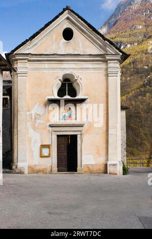 L'église du village de Corippo, vallée de Verzasca, Tessin, Suisse Banque D'Images