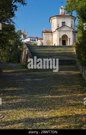 Chapelle de l'Assomption sur le chemin de pèlerinage Sacro Monte di Varese avec l'église de pèlerinage de Santa Maria del Monte et le village de la Banque D'Images