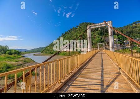 Le nouveau pont de Berat enjambe la rivière Osum, reliant les anciens quartiers de la ville de Berat en Albanie. Banque D'Images