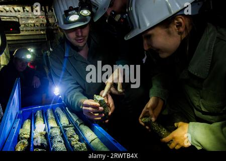 Les élèves de la mine Reiche Zeche vérifient les carottes de forage dans la mine d'enseignement et de recherche Banque D'Images